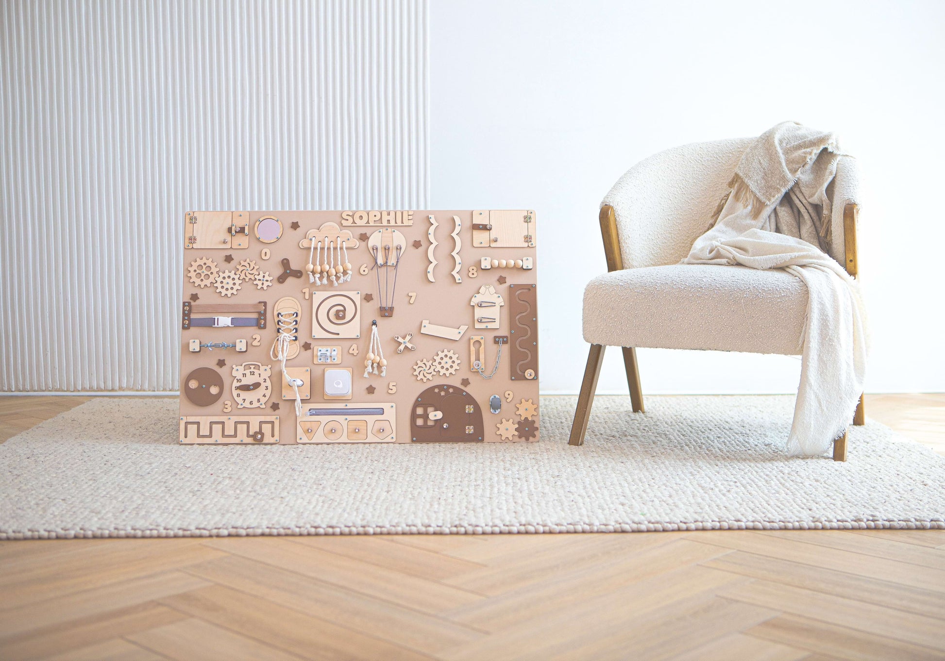Kinderspielbrett mit geometrischen Mustern auf einem Holzboden in einem Raum mit einem Stuhl und einem Teppich.
