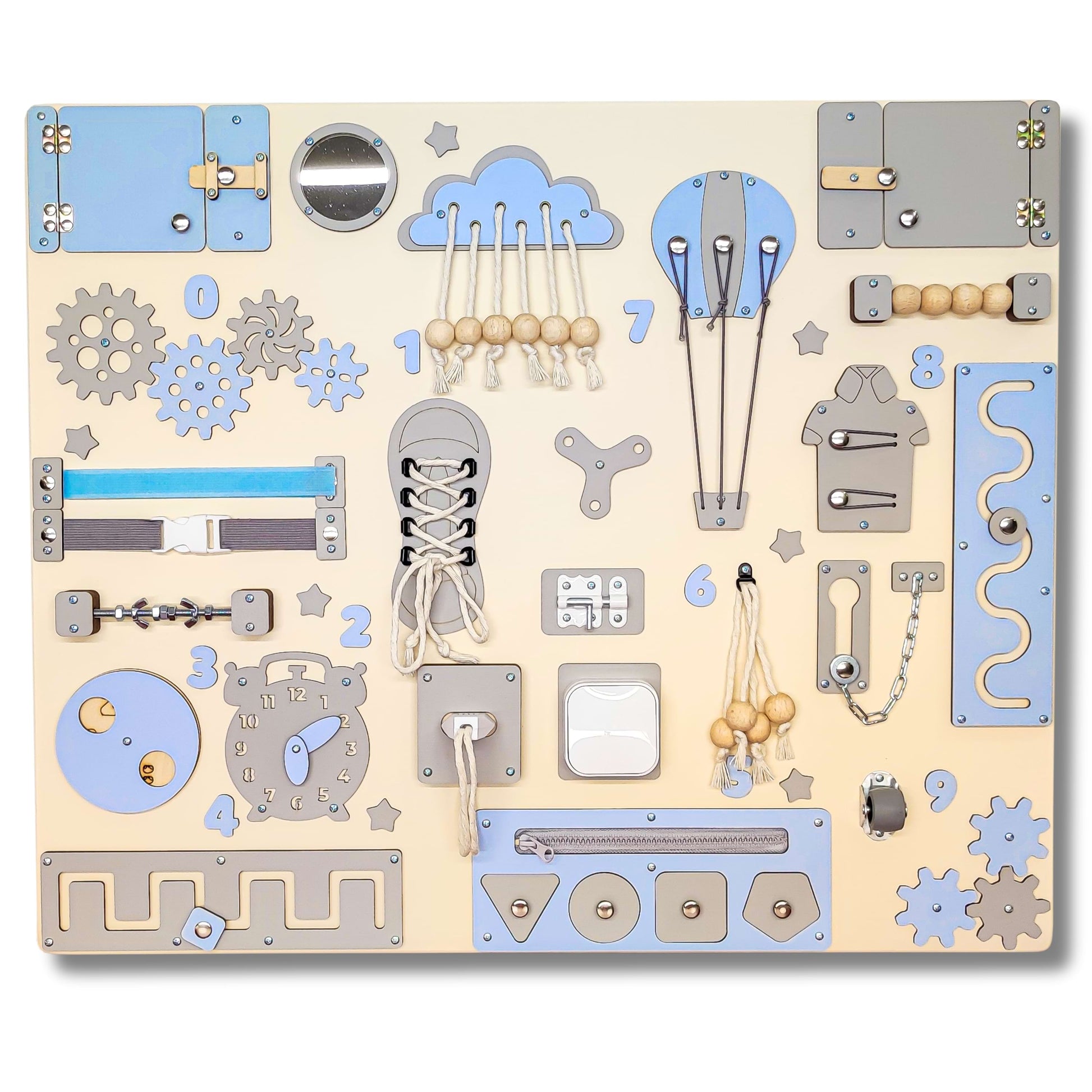 Holz blaue busy board mit verschiedenen pädagogischen Elementen auf beigem Hintergrund