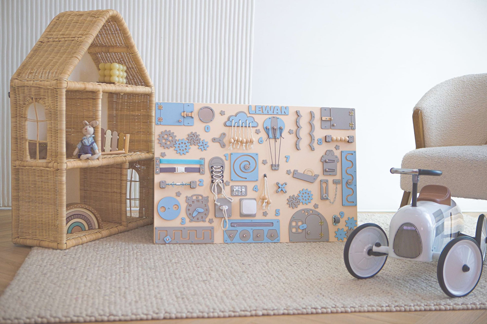 Holz busy board für Kleinkinder mit mechanischen blauen Teilen auf beigem Hintergrund