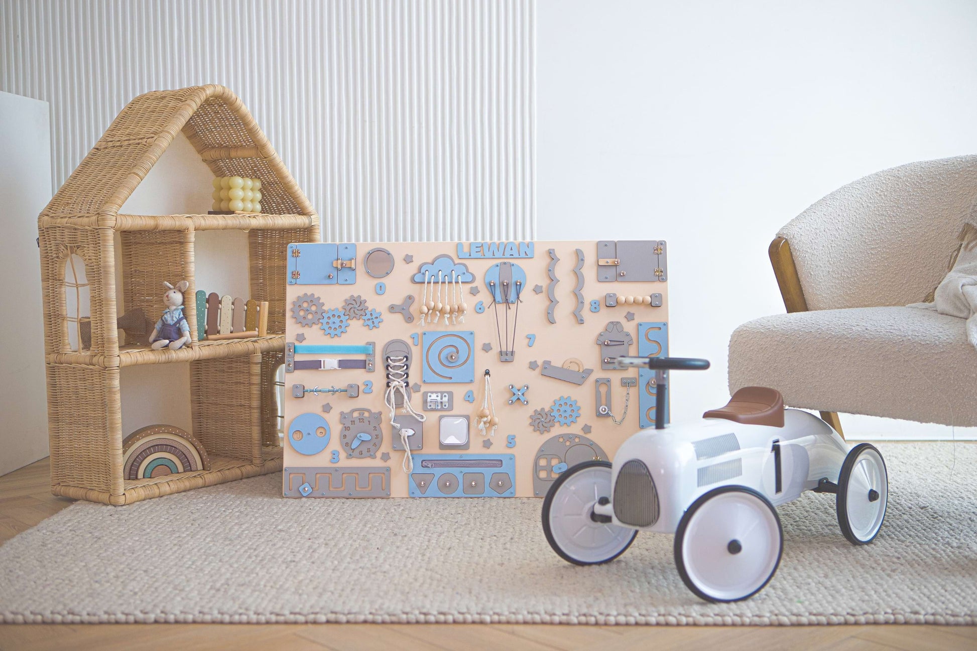 Tableau d'activités en bois pour tout-petits avec des pièces mécaniques bleues sur fond beige