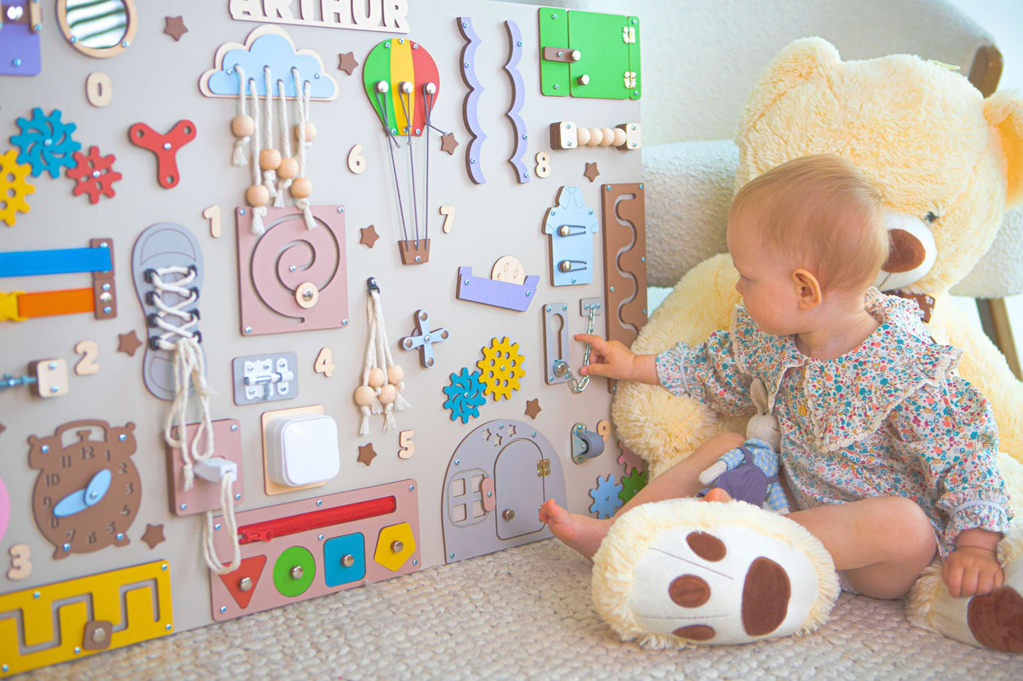 Kind, das mit einer bunten pädagogischen Motorikbrett in einer Kindertagesstätte interagiert.