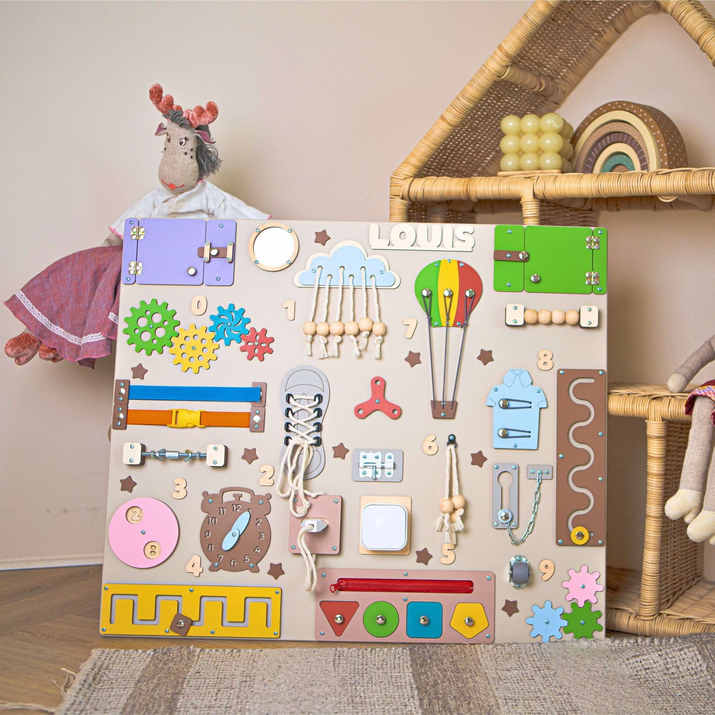Buntes Aktivitätsbrett für Kinder mit verschiedenen Formen und Symbolen.