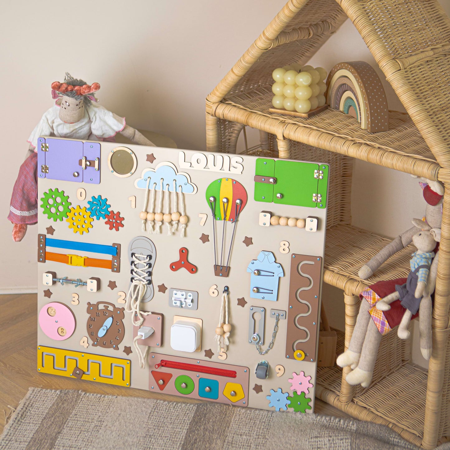 Tableau éducatif pour tout-petits avec différentes formes et lettres dans une salle de jeux