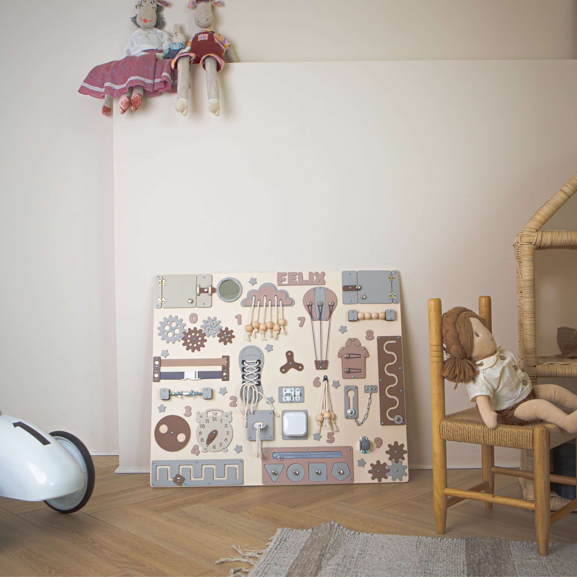 Kinderzimmer mit einer Spielwand, Spielzeug und einem Stuhl.