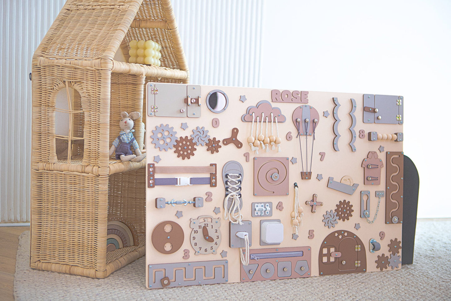 Tableau de jeu pour enfants avec un puzzle en bois présentant différentes formes et motifs sur un fond clair.