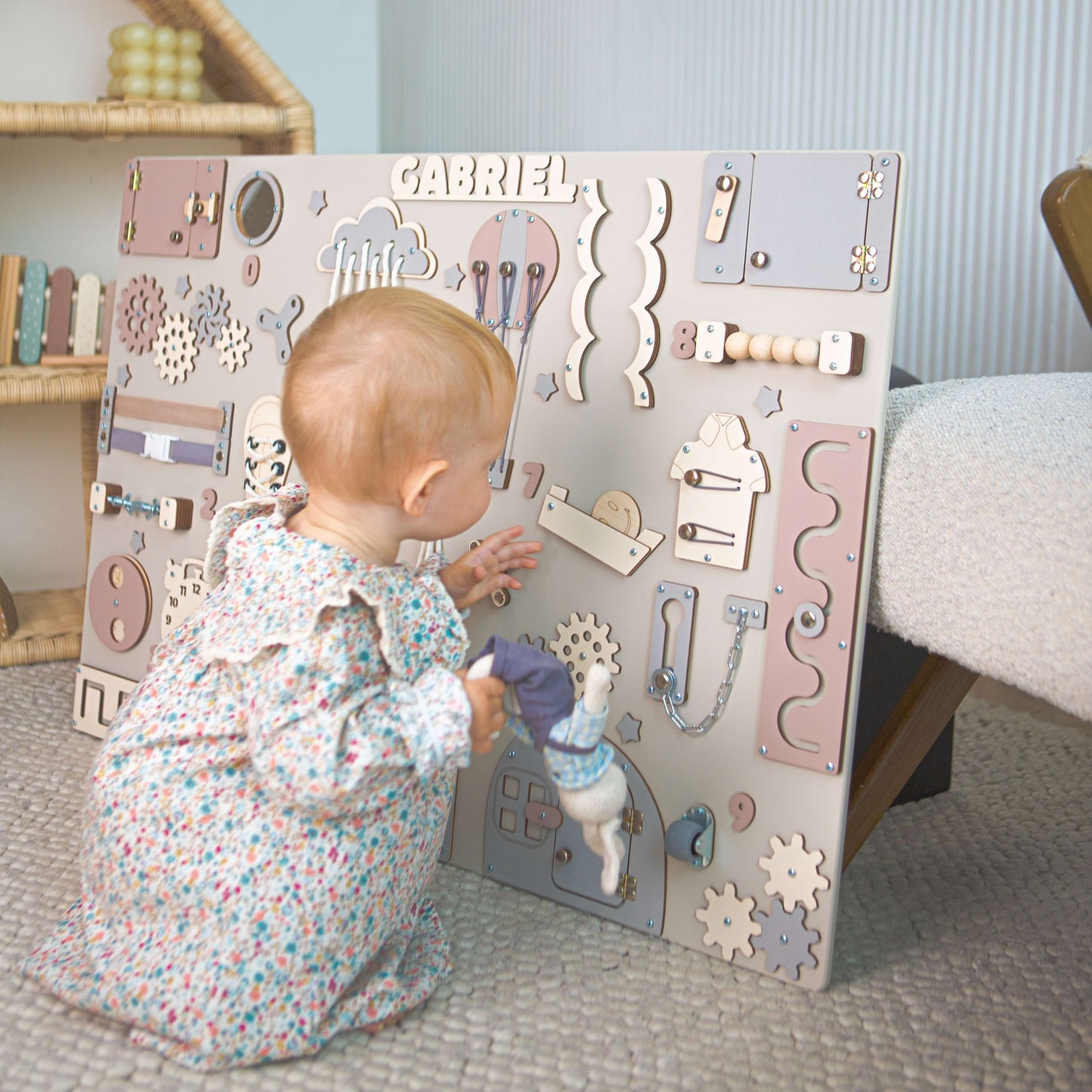 Kind spielt mit einem busy board