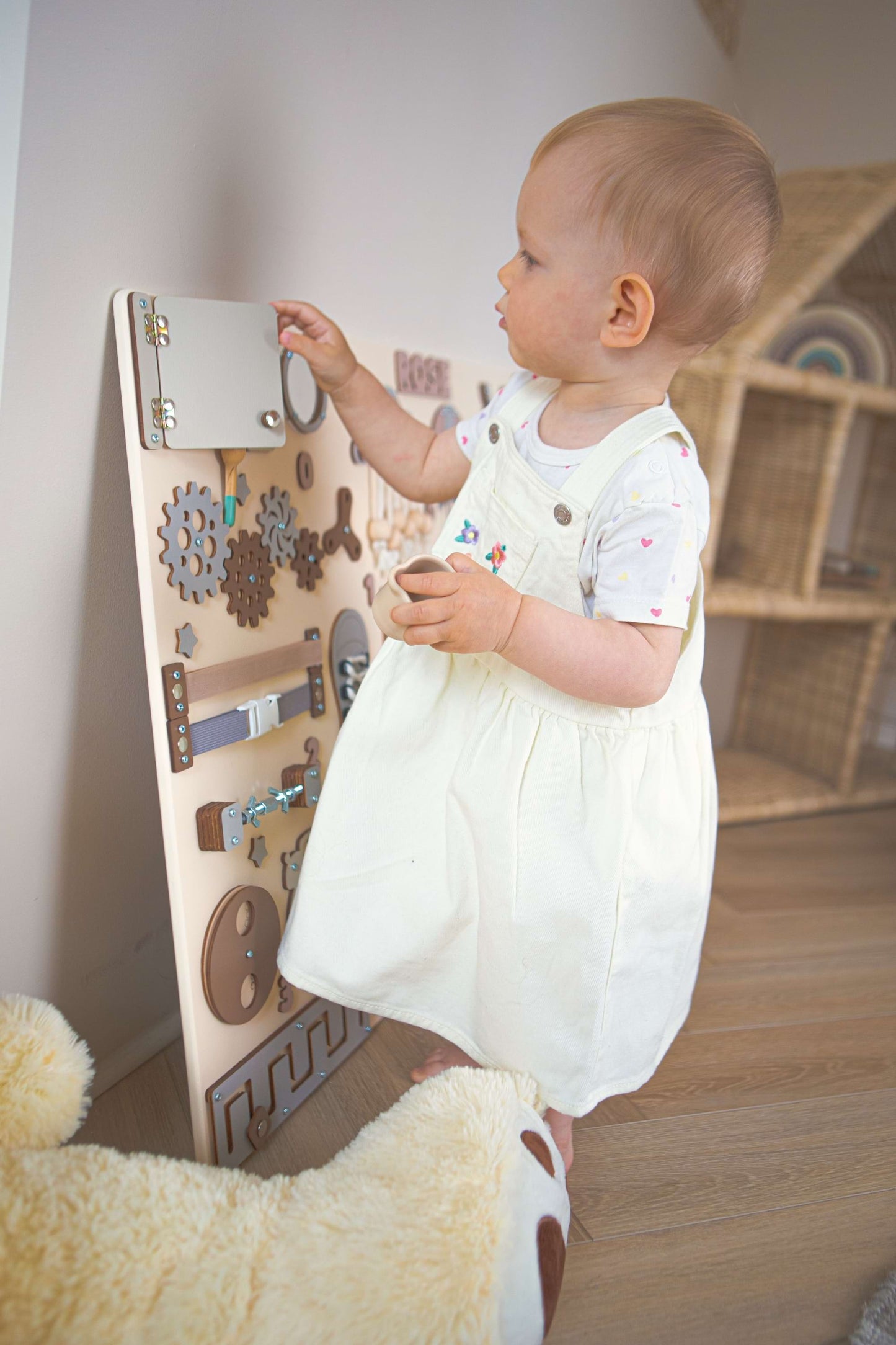 Bébé jouant avec un puzzle en bois dans un cadre familial