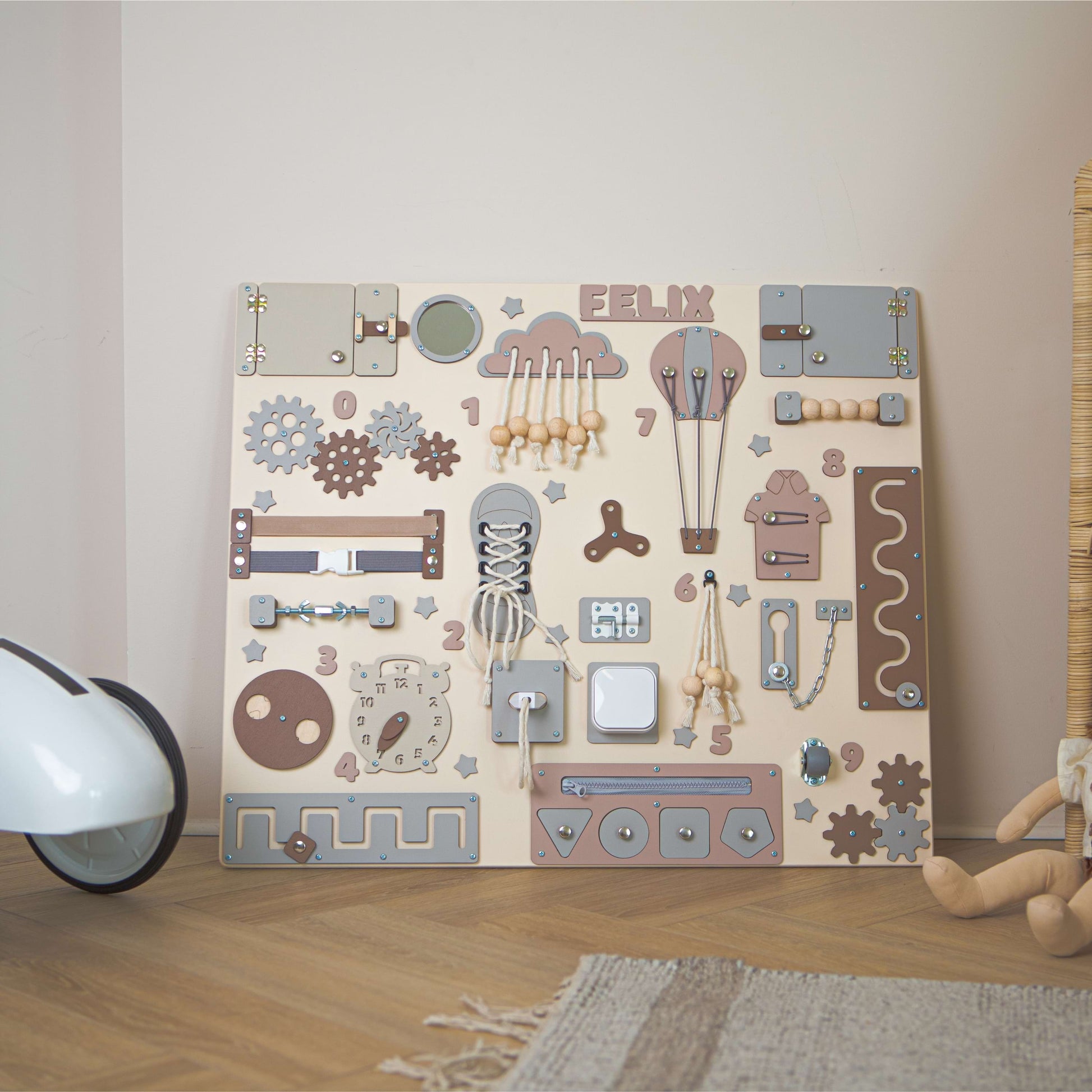 Table d'activités pour enfants avec divers éléments éducatifs sur un plancher en bois.