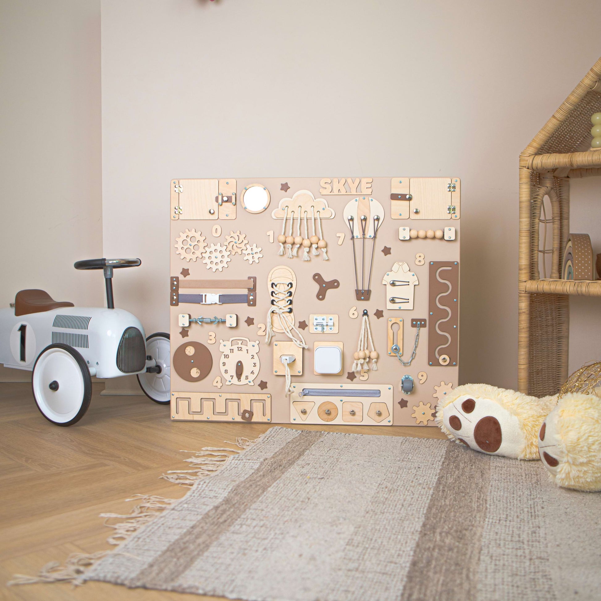 busy board mit verschiedenen Formen und Mustern auf einem Holzboden.