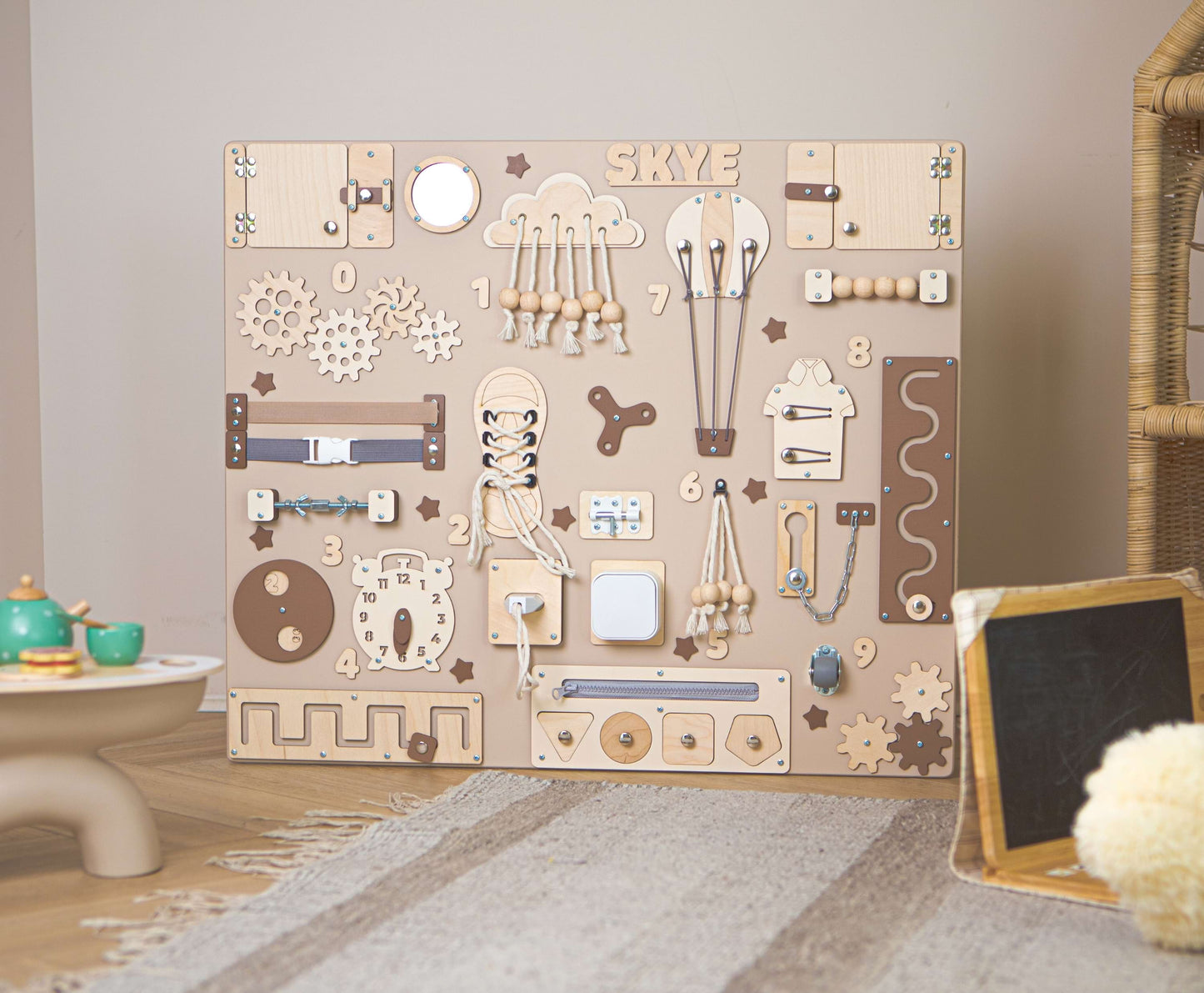 Holzwandpaneel mit verschiedenen Formen und Mustern auf einem Holzboden.