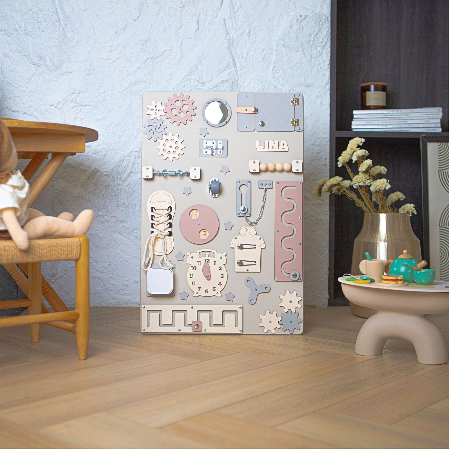 Pastel Aktivitätsbrett für Kinder mit verschiedenen pädagogischen Elementen.