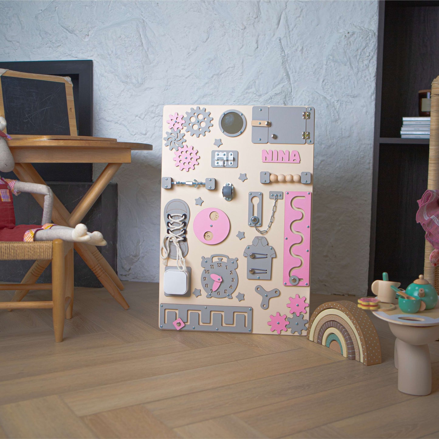 rosa busy board mit einem großen Schaumstoffpuzzle auf dem Boden