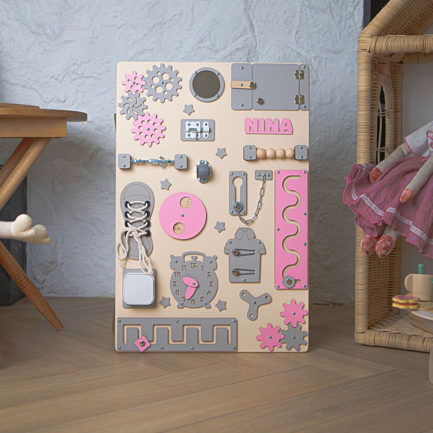 Busy board rose pour tout-petits