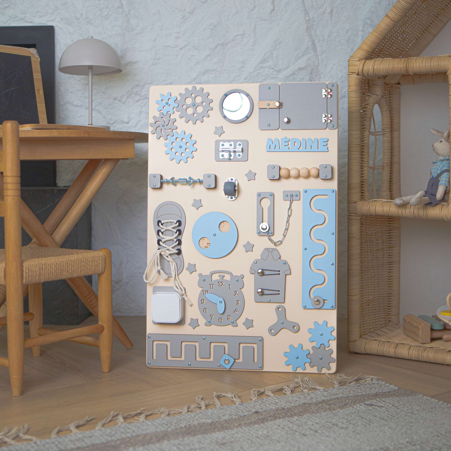 Tableau éducatif bleu pour enfants avec des dessins mécaniques dans une pièce