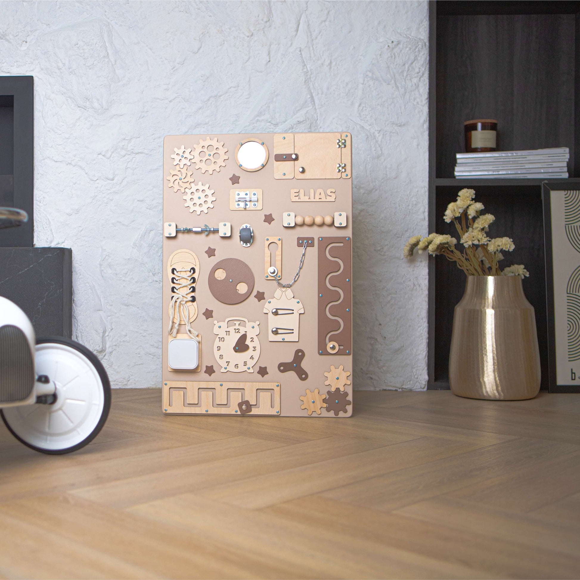 Holz-Busy-Board mit mechanischem Design und einem Spielzeugauto auf einem Holzboden.