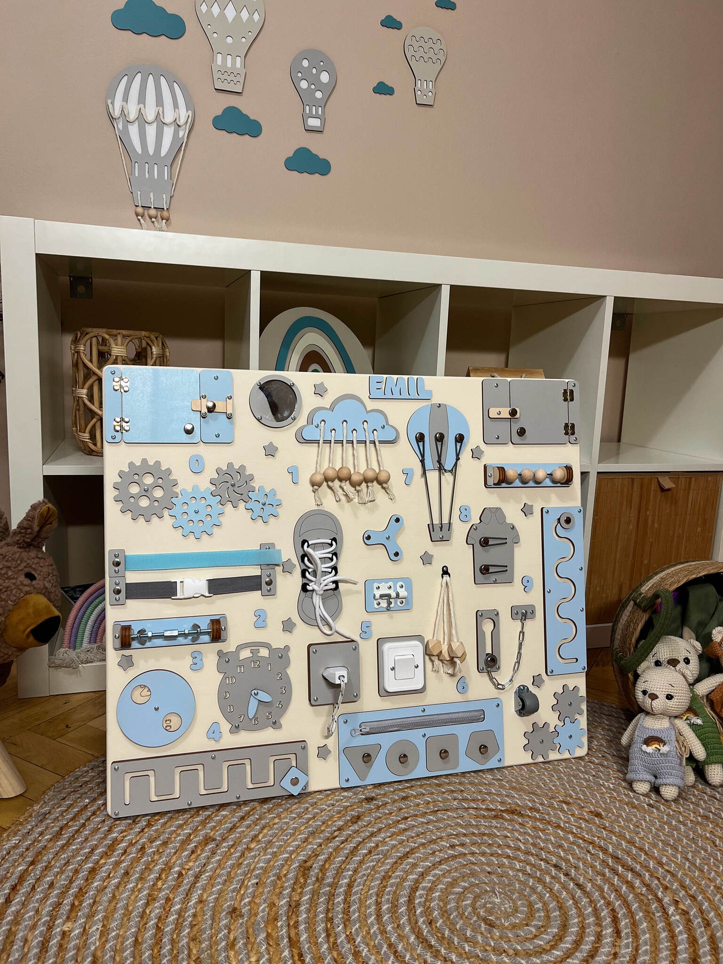 Blaue Busy Board für Kleinkinder 70x60 cm