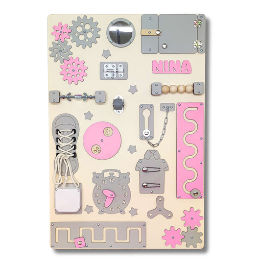 Rose tableau d'activités pour enfants avec engrenages, serrures et autres éléments mécaniques sur fond beige.
