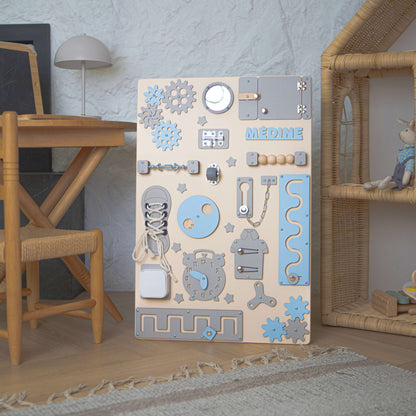 Tableau éducatif bleu pour enfants avec des dessins mécaniques dans une pièce